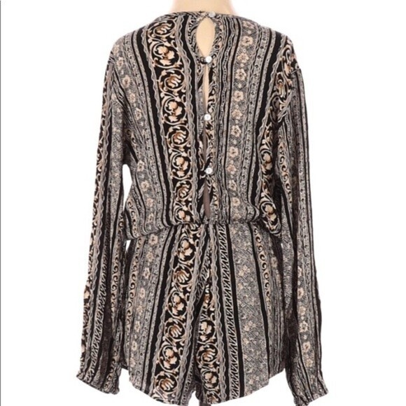 Honey Punch Small Floral boho romper - Picture 2 of 6